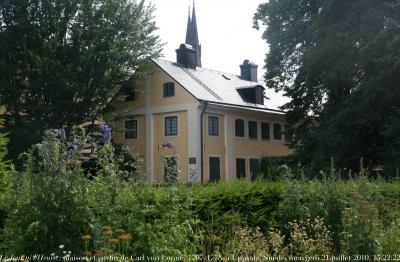 photographie “Le Jour ni l\'Heure 8350 : maison et jardin de Carl von Linné, 1707-1778, à Uppsala, Uppland, Suède, mercredi 21 juillet 2010, 15:22:22” par Renaud Camus — www.renaud-camus.net — hus, huset, demeures de l'esprit, dwellings of the mind, botaniste, botanist, science, scientist, savant, XVIII, XVIIIe siècle, siècle des Lumières, Age of Reason, classification, taxinomie, plantes, flore, flora