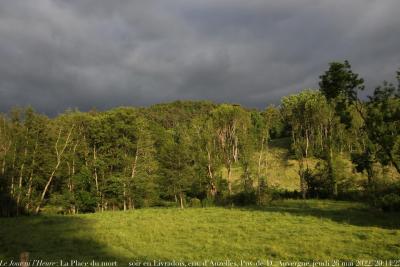 photographie “Le Jour ni l’Heure 5610 : La place du mort — soir en Livradois, environ d’Auzelles, Puy-de-Dôme, Auvergne, jeudi 26 mai 2022, 20:14:25” par Renaud Camus — www.renaud-camus.net — paysage, Auzelles, Livradois, Puy-de-Dôme, Auvergne, printemps