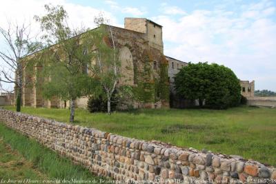 photographie “Le Jour ni l‘Heure 4738 : couvent des Minimes de Beauregard-l’Évêque, c. 1540-XVIIIe s., abbaye dite de Mirabeau,  Puy-de-Dôme, Auvergne, vendredi 6 mai 2022, 18:57:18” par Renaud Camus — www.renaud-camus.net — Beauregard--l'Évêque, couvent des Minimes, abbaye de Mirabeau, abbaye, Puy-de-Dôme, Auvergne, Limagne