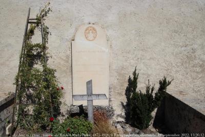 photographie “Le Jour ni l’Heure 8790 : tombe de Rainer Maria Rilke, 1875-1926, à Rarogne, Valais, Suisse, dimanche 18 septembre 2022, 13:26:12” par Renaud Camus — www.renaud-camus.net — Rarogne, Raron, Valais, Suisse, Rilke, Rainer Maria Rilke, 1875, 1826, tombe, tombeau, grave