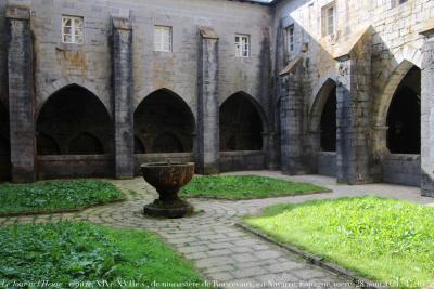 photographie “Le Jour ni l’Heure 2723 : cloître, XIVe s., rebâti au XViIe s. après effondrement sous la neige, du monastère royal de Roncevaux, en Navarre, Espagne, mercredi 28 août 2024, 17:16:58” par Renaud Camus — www.renaud-camus.net — Roncevaux, Roncesvalles, cloître, claustro, cloître de Roncevaux, Navarre, Navarra, Espana, Espagne, Spain, gothique, neige, 28 août 2204