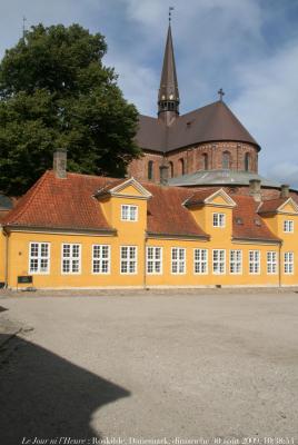 photographie “Le Jour ni l\'Heure 5968 : Roskilde, Danemark, cour du palais jaune et abside de la cathédrale, dimanche 30 août 2009, 10:38:54” par Renaud Camus — www.renaud-camus.net — Denmark, Danmark, cathedral