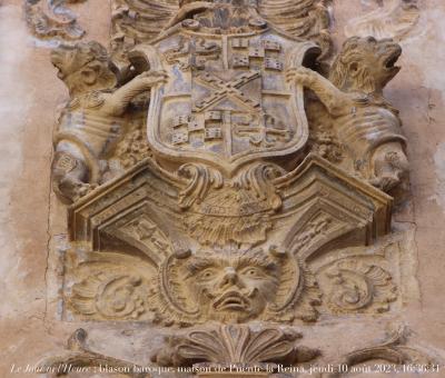 photographie “Le Jour ni l’Heure : blason baroque, fin du  XVIIe s. (?), sur une maison (Medrano ?) de Puente la Reina, Navarre, Espagne, jeudi 20 août 2023, 16:36:31” par Renaud Camus — www.renaud-camus.net — blason, écu, écusson, armoiries, armes, Medrano, famille Medrano, casa Medrano, Puente la Reina, Navarre, Navarra, Espagne, Espanha, Spain