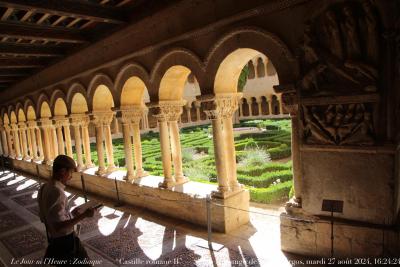 photographie “Le Jour ni l’Heure 2369 :  Zodiaque — “Castille romane II”, P. dans le cloître de Santo Domingo de Silos, province de Burgos, Vieille-Castille, Espagne, mardi 27 août 2024, 16:24:24” par Renaud Camus — www.renaud-camus.net — Zodiaque, collection Zodiaque, Castille romane, Castille romane II, Pierre, Santo Domingo de Silos, Silos, cloître, claustro, roman, romane, romanesque, romanico, Burgos, provincia de Burgos, province de Burgos, Castilla y Leon, Castilla, Castille, Vieille-Castille, Espagne, Spain, Espanha, Espana