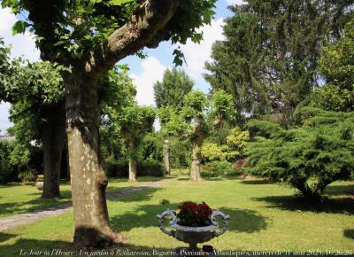 photographie “Le Jour ni l’Heure 6664 : Un jardin à Lestelle-Bétharram, Bigorre, Pyrénées-Atantiques, mercredi 31 mai 2023, 16:26:26” par Renaud Camus — www.renaud-camus.net — Betharram, Lestelle-Bétharram, Un jardin à Lestelle-Bétharram, jardin, Bigorre, Pyrénées-Atlantiques