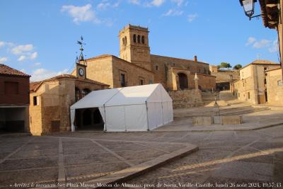 photographie “« Arrêtez le massacre ! » : Plaza Mayor, Moron de Almazan, province de Soria, Vieille-Castille, Espagne, lundi 26 août 2024, 19:57:43” par Renaud Camus — www.renaud-camus.net — Moron de Almazan, Moron, Almazan, « Arrêtez le massacre ! », vandalisme, vandalisme municipal, Soria, province de Soria, Castille, Castilla, Castilla y Leon, Vieille-Castille, Espagne, Espanha, Spain