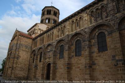 photographie “Le Jour ni l’Heure 5593 : église abbatiale Saint-Austremoine, XIIe-XIXe s., Issoire, Puy-de-Dôme, Auvergne, jeudi 26 mai 2022, 19:28:40” par Renaud Camus — www.renaud-camus.net — Issoire, Saint-Austremoine, église, basilique, Puy-de-Dôme, Auvergne, roman, romane, Auvergne romane