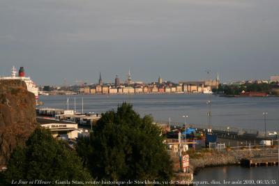 photographie “Le Jour ni l\'Heure 0002 : Gamla Stan, quartier historique de Stockholm, vu de la chambre 608 à l\'hôtel Elite Marina Tower, Saltjösqvarn, dimanche 1er août 2010, 06:35:35” par Renaud Camus — www.renaud-camus.net — vue, view, window, ville, île, palais royal, royal palace, Suède, Sweden, Sverige