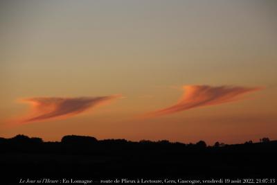 photographie “Le Jour ni l‘Heure 7854 : En Lomagne — route de Plieux à Lectoure, Gers, Gascogne, vendredi 19 août 2022, 21:07:12” par Renaud Camus — www.renaud-camus.net — ciel, nuages, crépuscule, Plieux, Lectoure, route, Lomagne, En Lomagne, Gers, Gascogne