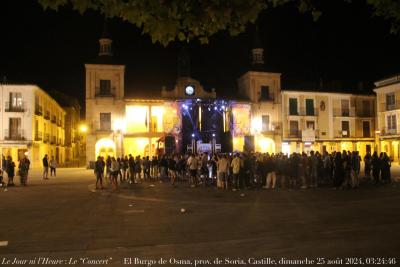 photographie “Le Jour ni l’Heure 1566 : Le “Concert’ — El Burgo de Osma, province de Soria, en Vieille-Castille, Espagne, dimanche 25 août 2024, 03:24:46” par Renaud Camus — www.renaud-camus.net — concert, Le Concert, El Burgo de Osma, Osma, sonorisation, Plaza Mayor, Soria, provincia de Soria, province de Soria, Castilla y Leon, Espanha, Spain, Espagne