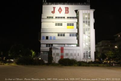 photographie “Le Jour ni l’Heure 6582 : Pierre Thuriès, arch., 1887-1946, usine Job, Sept-Deniers, Toulouse, mardi 23 mai 2023, 22:32:21” par Renaud Camus — www.renaud-camus.net — Job, usine Job, Thuriès, Pierre Thuriès, architecte, architecture, architecture industrielle, Sept-Deniers, Toulouse, Haute-Garonne, Occitanie