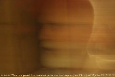 photographie “Le Jour ni l‘Heure 9447 : autoportrait à soixante-dix-sept ans, onze mois et quinze jours, Plieux, miroir de la bibliothèque, jeudi 25 juillet 2024, 25:29:09” par Renaud Camus — www.renaud-camus.net — autoportrait, selfportrait, autoritratto, selbstbildnis, Plieux, miroir de la bibliothèque, 25 juillet 2024