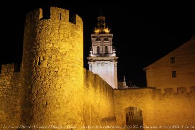 photographie “Le Jour ni l’Heure 1559 : Un soir à El Burgo de Osma — clocher de la cathédrale, 1739-1767, Juan de Sagarvinaga, 1710-1797, arch. (et al.), province de Soria, Vieille-Castille, samedi 24 août 2024, 21:51:54” par Renaud Camus — www.renaud-camus.net — El Burgo de Osma, Burgo de Osma, Osma, remparts, tour, cathédrale, clocher, catedral, torre campanario, Juan de Sagarvinaga, Domingo de Ondategui, Martin de Beratua, Soria, provincia de Soria, concatedral, Castille, Vieille-Castille, Castilla y Leon