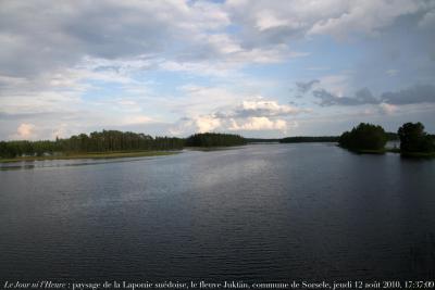 photographie “Le Jour ni l\'Heure 0027 : paysage de la Laponie suédoise, le fleuve Juktan à Sandsjö, commune de Sorsele, jeudi 12 août 2010, 17:34:26” par Renaud Camus — www.renaud-camus.net — fleuve, river, Sverige, Sweden, Norrland, ciel, sky