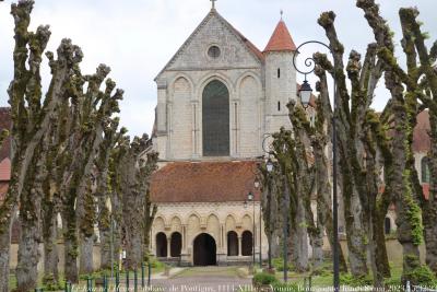 photographie “Le Jour ni l’Heure 6156 : abbaye de Pontigny, 1114-XIIIe s., Yonne, Bourgogne, lundi 8 mai 2023, 15:32:23” par Renaud Camus — www.renaud-camus.net — Pontigny, abbaye de Pontigny, cistercien, roman, abbaye romane, romanesque, Yonne, Bourgogne, Décades de Pontigny