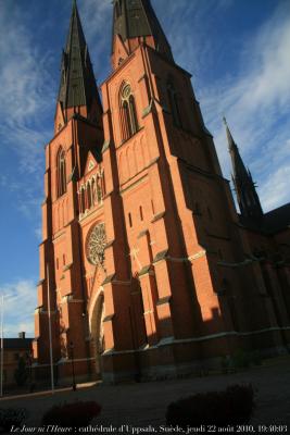 photographie “Le Jour ni l\'Heure 8544 : cathédrale Uppsala, XIIIe-XIXe s., Uppland, Suède, jeudi 22 août 2010, 19:40:03” par Renaud Camus — www.renaud-camus.net — cathedral, dom, kirke, université, university, gothique, gothic, néogothique, neogothic