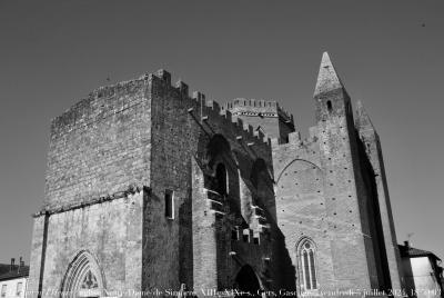 photographie “Le Jour ni l‘Heure 8352 : égluse Notre-Dame de Simorre,  XIIIe-XIVe s., Gers, Gascogne, vendredi 5 juillet 2024, 18:59:03” par Renaud Camus — www.renaud-camus.net — Simorre, église, église de Simorre, Notre-Dame, Notre-Dame de Simorre, Viollet-le-Duc, Gers, Astarac, Gascogne, église fortifiée