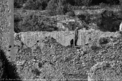 photographie “Le Jour ni l’Heure 1529 : Homme et son Chien — Ucero, province de Soria, Vieille-Castille, Espagne, samedi 24 août 2024, 20:33:24” par Renaud Camus — www.renaud-camus.net — homme, chien, Homme et son Chien, Ucero, château d’Ucero, Soria, province de Soria, provincia de Soria, castillo, castillo de Ucero, hombre, perro, dog, Castille, Vieille-Castille, Castilla, Castilla y Leon, Espagne, Spain, Espana