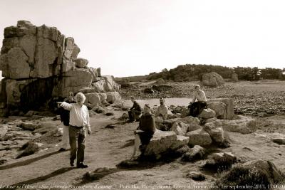 photographie “Le Jour ni l’Heure 8886 : Six personnages en quête d’auteur — Pors-Hir, Plougrescant, Côtes-d’Armor, dimanche 1er septembre 2013, 11:06:02” par Renaud Camus — www.renaud-camus.net — Pirandello, Marcel Meyer, Christine Tasin, Jean-Michel Leroy, Pierre, Jonas Ajchenbaum-Lenglet, Emmanuel Michon, rochers, mer, sea