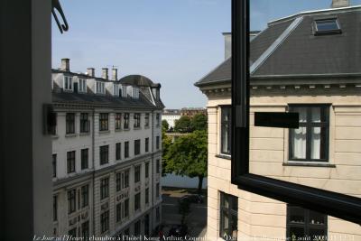 photographie “Le Jour ni l\'Heure 3692 : fenêtre d\'une chambre à l\'hôtel Kong Arthur, Copenhague, Danemark, dimanche 2 août 2009, 11:12:51” par Renaud Camus — www.renaud-camus.net — window, hotel room, room, view, vue, rue, canal, Copenhagen, København, chambre d'hôtel, Denmark, Danmark