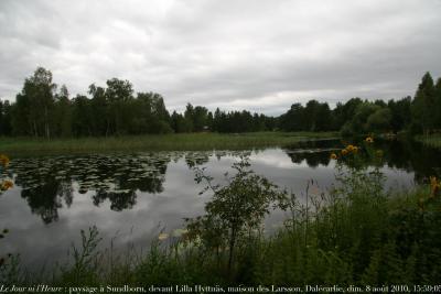 photographie “Le Jour ni l\'Heure 0029 : paysage devant Lilla Hyttnäs, maison de Carl et Karin Larsson à Sundborn, en Dalécarlie (Dalarna), Suède, dimanche 8 août 2010, 15:59:05” par Renaud Camus — www.renaud-camus.net — house, maison d'artistes, artists' house, demeures de l'esprit, painter, painting, suédois, Swedish, Sweden, Sverige, décoration, arts, décoratifs, paysage, landscape, lake, lac