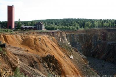 photographie “Le Jour ni l\'Heure 0033 : Stora Stöten (le Grand Trou), Stora Kopparberget (Grande Montagne de cuivre), XVIIe s., Falun, Dalécarlie (Dalarna), Suède, jeudi 5 août 2011, 17:21:42” par Renaud Camus — www.renaud-camus.net — cuivre, copper, mine, Reine Christine, Kristin, Sverige, Sweden, industrie