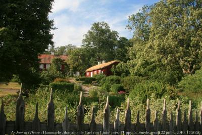 photographie “Le Jour ni l\'Heure 8488 : manoir d\'Hammarby, résidence de campagne du botaniste Carl von Linné, 1707-1778, près d\'Uppsala, Uppland, Suède, jeudi 22 juillet 2010, 17:26:26” par Renaud Camus — www.renaud-camus.net — house, botanique, botanist, taxinomie, taxinomy, taxinomiste, country house, maisons de savant, scientists' houses, science, XVIII, XVIIIe siècle, Age of Reason, siècle des Lumières, Demeures de l'esprit, Linnaeus