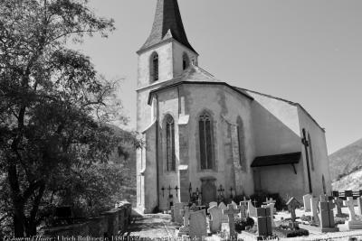 photographie “Le Jour ni l’heure 8778 : Ulrich Ruffiner, arch., c. 1480-entre 1549 et 1556, église Saint-Romain, 1510-1517, de Rarogne, Valais, dimanche 18 septembre 2022, 13:22:22” par Renaud Camus — www.renaud-camus.net — Rarogne, Raron, église, Ruffiner, Ulrich Ruffiner, architecte, Saint-Romain, cimetière, tombe, Rilke, Rainer Maria Rilke, Valais, Suisse