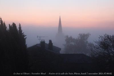 photographie “Le Jour ni l’Heure 4749 : November Mood — Fenêtre de la salle des Nuits, Plieux, Gers, Gascogne, lundi 7 novembre 2024, 07:06:02” par Renaud Camus — www.renaud-camus.net — Plieux, brouillard, brume, fog, église, clocher, November Mood