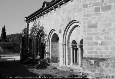 photographie “Le jour ni l’Heure 0403 : autoportrait à Beaulieu-sur-Dordogne, Corrèze, Limousin, dimanche 4 août 2024, 18:43:03” par Renaud Camus — www.renaud-camus.net — autoportrait, selfportrait, autoritratto, selfbildnis, Beaulieu-sur-Dordogne, Corrèze, Limousin, roman, romane, église, église abbatiale Saint-Pierre, Saint-Pierre