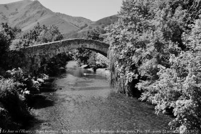 photographie “Le Jour ni l’Heure 0824 : “Pont Romain”, 1661, sur la Nive des Aldudes, à Saint-Étienne-de-Baïgorry, Pays basque, Pyrénées-Atlantiques, jeudi 22 août 2024, 13:30:51” par Renaud Camus — www.renaud-camus.net — pont, bridge, Pont Romain, Roman Bridge, Ernautene, pont d’Ernautene, Saint-Étienne-de-Baïgorry, Nive, Nive des Aldudes, Pays basque, Pyrénées-Atlantiques, France