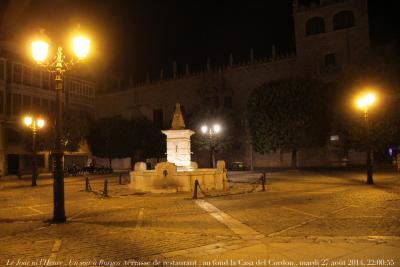 photographie “Le Jour ni l’Heure 2615 : Un soir à Burgos (terrasse de restaurant : au fond, la Casa del Cordon), mardi 27 août 2014, 22:00:55” par Renaud Camus — www.renaud-camus.net — Burgos, Un soir à Burgos, Casa del Cordon, Castilla y Leon, Castille, Espagne, Spain, Espanha, place, plaza, fontaine