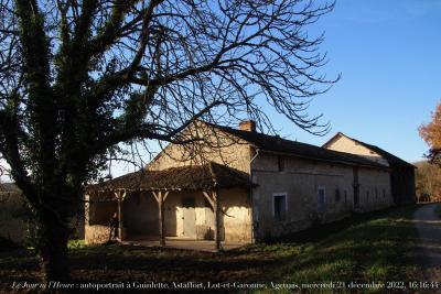 photographie “Le Jour ni l’Heure 1723 : autoportrait à Guinlette, Astaffort, Lot-et-Garonne, Agenais, mercredi 21 décembre 2022, 16:16:44” par Renaud Camus — www.renaud-camus.net