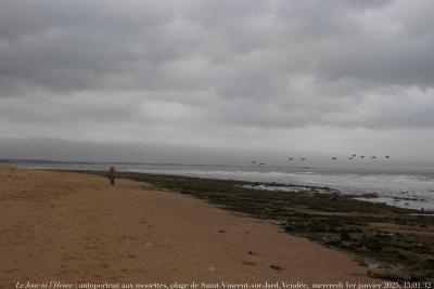 photographie “Le Jour ni l’Heure 9557 : autoportrait aux mouettes, plage de Saint-Vincent-sur-Jard, devant la maison de Clemenceau, Vendée, mercredi 1er janvier 2025, 15:01:32” par Renaud Camus — www.renaud-camus.net — autoportrait, selfportrait, autoritratto, selbstbildnis, Saint-Vincent-sur-Jard, autoportrait aux mouettes, Vendée, Clemenceau, plage, mer, ciel, Poitou, Bas-Poitou