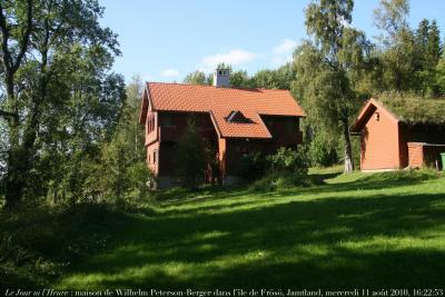 photographie “Le Jour ni l\'Heure 0092 : maison du compositeur Wilhelm Peterson-Berger, 1867-1942, auteur des Frösöblomster, dans l\'île de Frösö, sur le lac Storsjön, près dÖstersund, dans le Jamtland, Suède, mercredi 11 août 2010, 16:22:53” par Renaud Camus — www.renaud-camus.net — house, hus, huset, composer, musicien, musician, maisons d'artiste, artists' houses, demeures de l'esprit, island, maison de compositeur, composer's houses, Sweden, Sverige