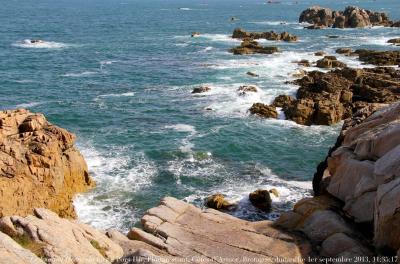 photographie “Le Jour ni l’Heure 8940 : la mer à Pors-Hir, Plougrescant, Côtes-d’Armor, Bretagne, dimanche 1er septembre 2013, 11:35:17” par Renaud Camus — www.renaud-camus.net — mer, sea, Manche, rochers, rocks