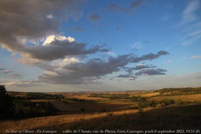 photographie “Le Jour ni l’Heure 8429 : En Lomagne — vallée de l’Arratz, vue de Plieux, Gers, Gascogne, jeudi 8 septembre 2022, 19:51:26” par Renaud Camus — www.renaud-camus.net — Arratz, vallée de l'Arratz, Plieux, Gers, Gascogne, rivière, vallée, Tarn-et-Garonne