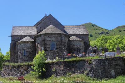 photographie “Le Jour ni l’Heure 5776 : église Saint-Cyr-et-Sainte-Julitte, ou Saint-Cirgues, XIIe s., Dienne, Cantal, Auvergne, samedi 22 mai 2022, 14:33:14” par Renaud Camus — www.renaud-camus.net — roman, romane, église romane, abside, abside romane, Auvergne romane, Cantal, Auvergne, Saint-Cyr-et-Sainte-Julitte, Saint-Cirgues, Dienne, église de Dienne, église