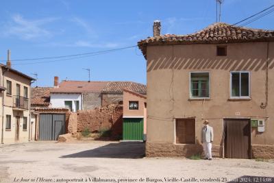 photographie “Le Jour ni l’Heure 0922 : autoportrait à Villalmanzo (où Saint-Simon fut si malade et en quarantaien à la Noël de 1721), province de Burgos, Vieille-Castille, vendredi 23 août 2024, 12:14:08” par Renaud Camus — www.renaud-camus.net — autoportrait, selfportrait, autoritratto, selbstbildnis, Villalmanzo, Lerme, Saint-Simon, Burgos, province de Burgos, Vieille-Castille, Castille-et-Léon, Espagne