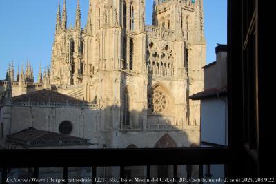 photographie “Le Jour ni l’Heure 2574 : Burgos, cathédrale, 1221-1567, hôtel Meson del Cid, ch. 203, Castille, mardi 27 août 2024, 20:09:22” par Renaud Camus — www.renaud-camus.net — Burgos, cathédrale de Burgos, Meson del Cid, hôtel Meson del Cid, Castille, Castilla y Leon, chambre d’hôtel