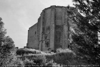 photographie “Le Jour ni l’Heure 8212 : église San Salvador, XIIe-XVe, de Gallipienzo, Sanguësa, Navarre, Espagne, jeudi 10 août 2023, 18:34:19” par Renaud Camus — www.renaud-camus.net — église, Gallipienzo, Navarre, Espagne, Sanguesa, San Salvador, abside romane, architecture romane, art roman, roman, romane, romanesque, romanico, romanesco