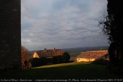 photographie “Le Jour ni l’Heure 3115 : Dans la cour — Paysage au crépuscule avec un personnage remontant de la vallée (Pierre) — Plieux, Gers, dimanche 29 janvier 2023, 17:32:43” par Renaud Camus — www.renaud-camus.net — cour, Dans la cour, Pierre, Paysage au crépuscule avec un personnage, crépuscule, soir, soir d'hiver, Plieux, château, château de Plieux, tour, Gers, Gascogne