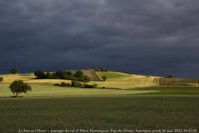 photographie “Le Jour ni l’Heure 5602 : paysage du val d’Allier, Parentignat, Puy-de-Dôme, Auvergne, jeudi 26 mai 2022, 19:47:05” par Renaud Camus — www.renaud-camus.net — paysage, Auvergne, Puy-de-Dôme, val d'Aliier, Parentignat, Issoire, Livradois