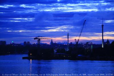 photographie “Le Jour ni l\'Heure 0007 : Le Soir — Stockholm, vue prise de Saltsjöqvarn, hôtel Elite Marina Tower, ch. 602, lundi 2 août 2010, 21:57:03” par Renaud Camus — www.renaud-camus.net — landscape, paysage, evening, port, harbour, ciel, sky, Suède, Sweden, Sverige