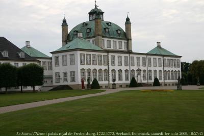 photographie “Le Jour ni l\'Heure 3660 : palais royal de Fredensborg, Seeland, Danemark, construit de 1722 à 1772 en partie sur les plans de l\'architecte et dessinateur de jardins Johan Cornelius Krieger, 1683-1755, samedi 1er août 2009, 18:57:45” par Renaud Camus — www.renaud-camus.net — castle, castello, castillo, burg, schloss, palais, palace, royal, Denmark, Danmark, Danemark