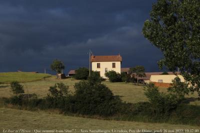 photographie “Le Jour ni l’Heure 5606 : Que nomme-t-on “être” — Vers Sauxillanges, Livradois, Puy-de-Dôme, Auvergne, jeudi 26 mai 2022, 19:47:40” par Renaud Camus — www.renaud-camus.net — Sauxillanges, Puy-de-Dôme, Auvergne, maison, être, Que nomme-t-on être ?