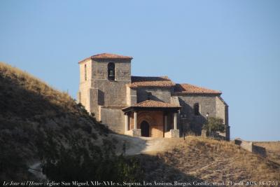 photographie “Le Jour ni l’Heure 1222 : église San Miguel, XIIe-XVIe s., hameau de Sopena, Los Ausines, prov. de Burgos, Vieille-Castille, royaume d’Espagne, vendredi 23 août 2024, 18:47:53” par Renaud Camus — www.renaud-camus.net — Sopena, iglesia, église, San Miguel, Los Ausines, San Juan Los Ausines, San Miguel de Sopena, Burgos, provincia de Burgos, province de Burgos, Espagne, Espanha, Spain, Castille, Castilla y Leon, Castilla, Vieille-Castille