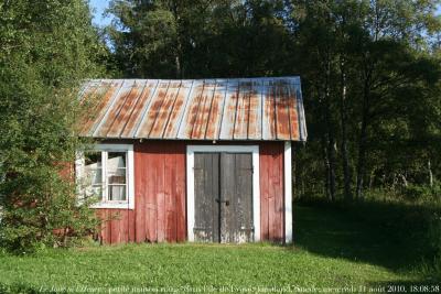 photographie “Le Jour ni l\'Heure 0121 : petite maison ou cabane rouge et blanche dans l\'île de Frösö, sur le lac Storsjön, près d\'Östersund, dane le Jämtland, Suède, mercredi 11 août 2010, 18:08:58” par Renaud Camus — www.renaud-camus.net — house, hus, huset, cabin, island, Peterson-Berger, Sverige, Sweden