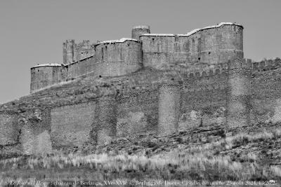 photographie “Le Jour ni l’Heure 1751 : château de Berlanga, XVe-XVIe s., Berlanga de Duero, province de Soria, Vieille-Castille, dimanche 25 août 2024, 13:26:27” par Renaud Camus — www.renaud-camus.net — Berlanga, Berlanga del Duero, castillo, castillo de Berlanga, château, Tovar, château de Berlanga de Duero, Soria, province de Soria, Castille, Vieille-Castille, Espagne, Spain, Espanha