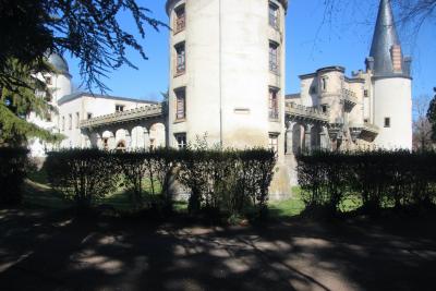 photographie “Le Jour ni l’Heure 6318 : château de Saint-Cirgues-sur-Couze, XVI-XIXe s., Puy-de-Dôme, Auvergne, dimanche 31 mars 2019, 15:08:33Le Jour ni l’Heure :” par Renaud Camus — www.renaud-camus.net — Saint-Cirgues-sur-Couze, château, Châteaux d’Auvergne, château de Saint-Cirgues-sur-Couze, château de Saint-Cirgues